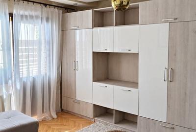 Apartament cu 3 camere semidecomandat, mobilat în Lipovei