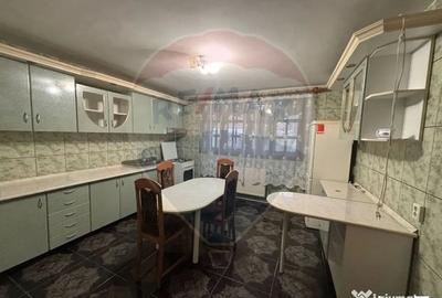Casă cu 5 camere cu Teren 700 Mp în Grădiște