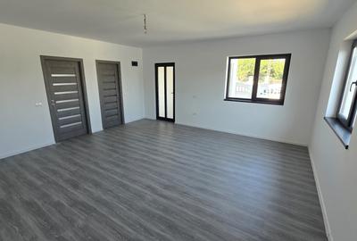 Casă cu 4 camere cu Teren 300 Mp în Cobadin