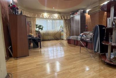 Apartament cu 3 camere semidecomandat, mobilat în Mihai Bravu