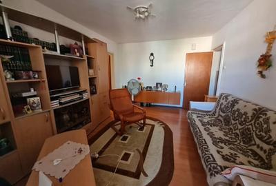 Apartament cu 3 camere semidecomandat în Astra