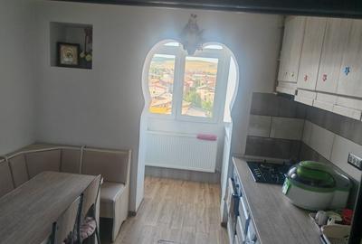Apartament cu 3 camere semidecomandat în Dărmănești
