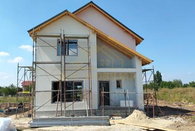 Casă individuală cu 4 camere cu Canalizare în Glina