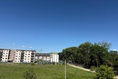 Apartament cu 2 camere semidecomandat, mobilat în Tractorul - 4