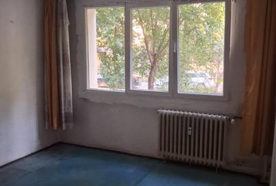 Apartament cu 3 camere semidecomandat în Berceni