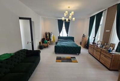 Casă cu 4 camere cu Teren 80 Mp în Central - 1
