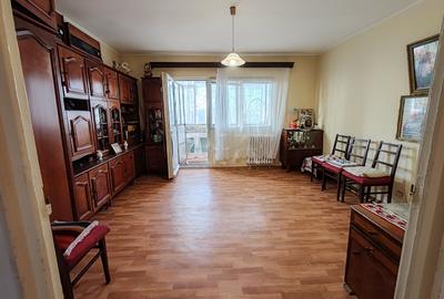 Apartament cu 3 camere decomandat în Drumul Taberei