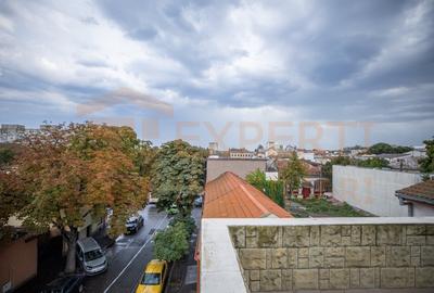 Casă individuală cu 8 camere cu Canalizare în Ultracentral