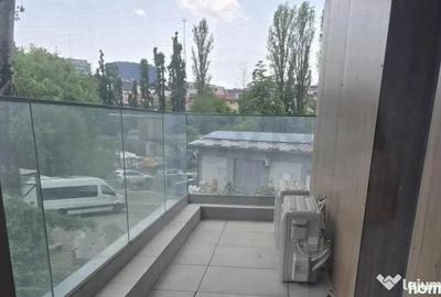 Apartament cu 3 camere semidecomandat în Crângași