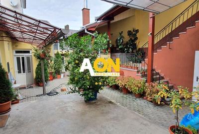 Casă individuală cu 7 camere cu Canalizare în Central