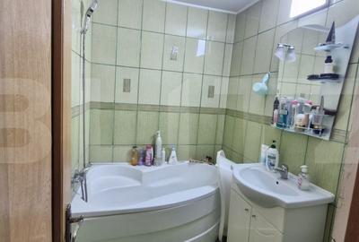 Apartament cu 3 camere în Micro 12