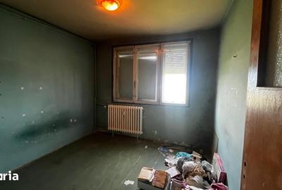 Apartament cu 3 camere semidecomandat în Drumul Taberei