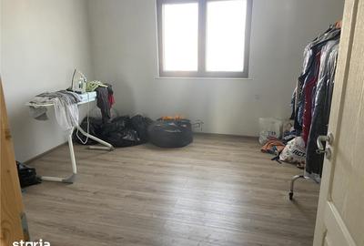Casă cu 6 camere cu Teren 373 Mp în Golești