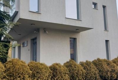 Casă individuală cu 4 camere cu Canalizare în Central