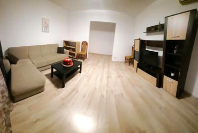 Apartament cu 3 camere decomandat, mobilat în P-ța Victoriei