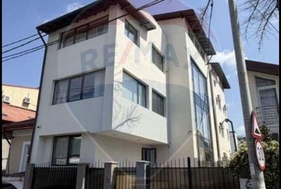 Casă individuală cu 13 camere cu Canalizare în Banu Manta - 1