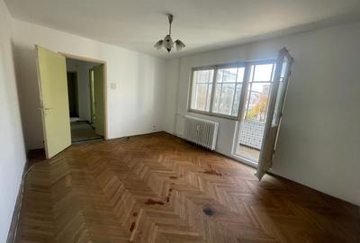 Apartament cu 3 camere semidecomandat în Valea Rosie