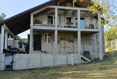 Casă individuală cu 4 camere cu Canalizare în Central - 2