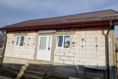 Casă cu 2 camere cu Teren 1686 Mp în Central