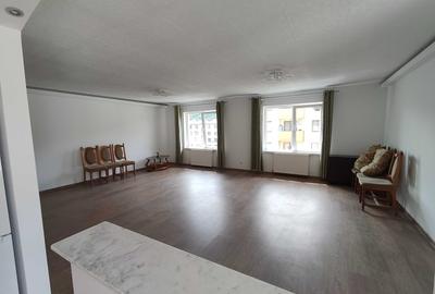 Apartament cu 3 camere decomandat în Est