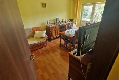 Apartament cu 3 camere decomandat în Aradului