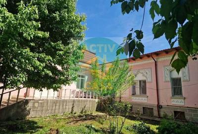 Casă cu 4 camere cu Garaj în Est