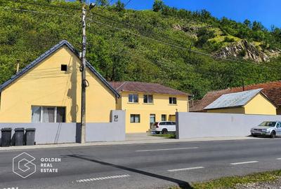 Casă individuală cu 8 camere cu Canalizare în Central