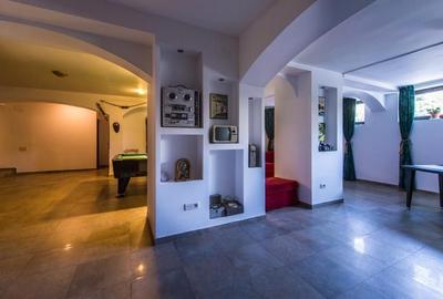 Apartament cu 8 camere decomandat în Ovidiu