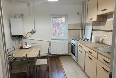 Apartament cu 3 camere semidecomandat în Central