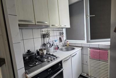 Apartament cu 3 camere semidecomandat în Fizicienilor