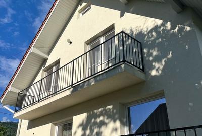 Casă cu 5 camere cu Teren 11000 Mp în Central