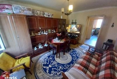 Apartament cu 3 camere decomandat în Săsar