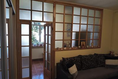 Apartament cu 3 camere semidecomandat, mobilat în Central