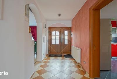 Casă cu 7 camere cu Teren 300 Mp în Central - 14
