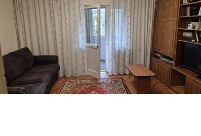 Apartament cu 3 camere decomandat în Podul de Fier
