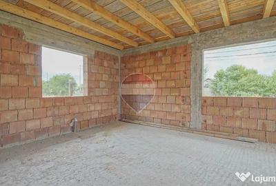 Casă cu 4 camere cu Teren 365 Mp în Noua