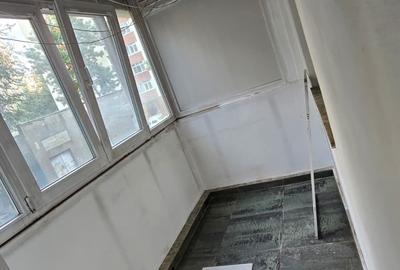 Apartament cu 3 camere semidecomandat în Pantelimon