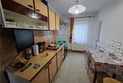 Apartament cu 3 camere decomandat în Florilor
