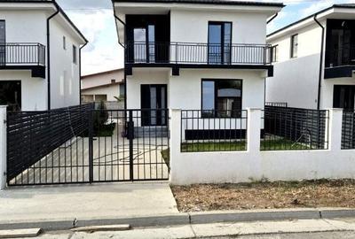 Casă cu 4 camere în Lumina