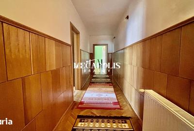 Casă cu 5 camere cu Teren 500 Mp în Central