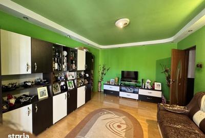 Apartament cu 3 camere semidecomandat în Craiovița Nouă