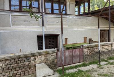 Casă cu 4 camere în Hurezani