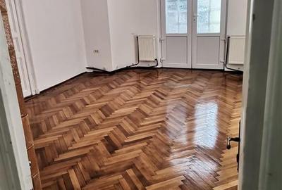 Casă cu 4 camere cu Canalizare în Central