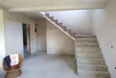 Casă cu 4 camere în Central