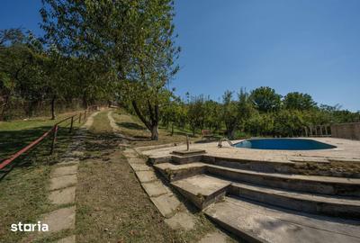 Casă cu 8 camere cu Canalizare în Central - 2