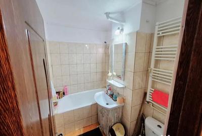 Apartament cu 2 camere semidecomandat în Craiovița Nouă