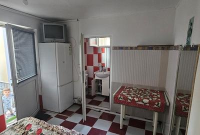 Garsonieră decomandată în Titan