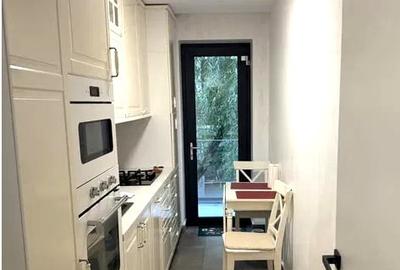 Apartament cu 3 camere semidecomandat, mobilat în Iancu Nicolae