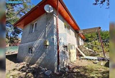 Casă cu 2 camere cu Teren 1457 Mp în Vest
