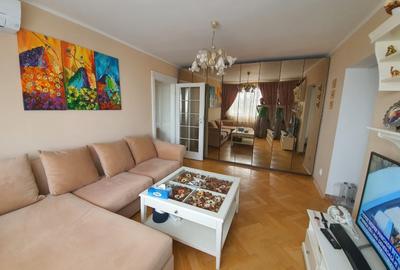 Apartament cu 3 camere nedecomandat, mobilat în 1 Mai